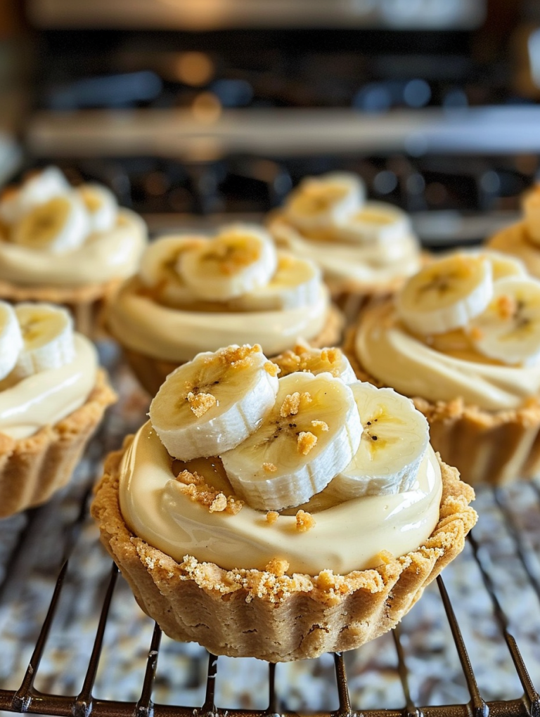 No-Bake Mini Banana Cream Pies – Creamy, Dreamy & Easy! 🍌🥧